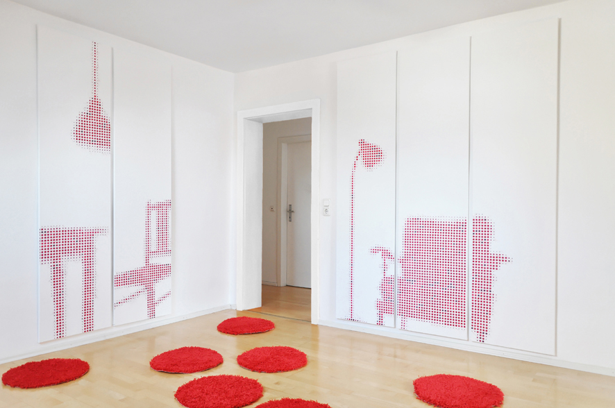 Meike Entenmann, „Ausgefranste Erinnerungen“, 2009/10 Wandelemente je 2,20 x 0,54m Stickerei auf Raufasertapete,aufgezogen auf Keilrahmen